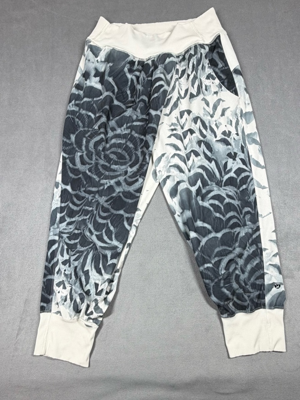 Lululemon Athletica Dance to Yoga Pants Pretty Plume Angel Wing Black